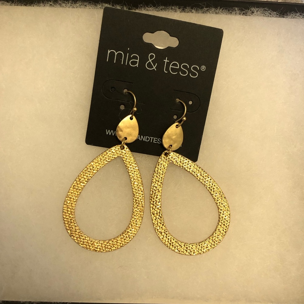 New with tags unworn gold teardrop hoop earrings